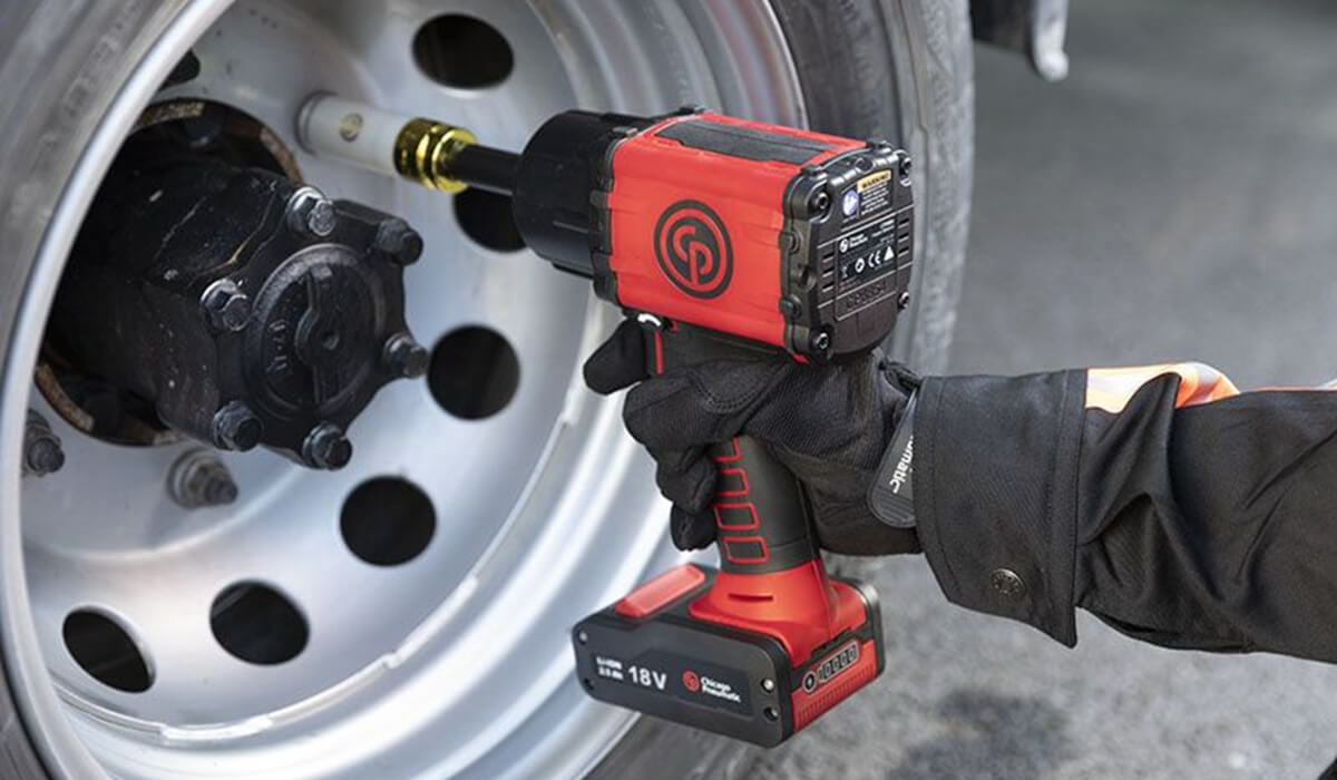 Potężny klucz pneumatyczny z długim trzpieniem ułatwiający odkręcanie głęboko osadzonych śrub w naczepach TIR