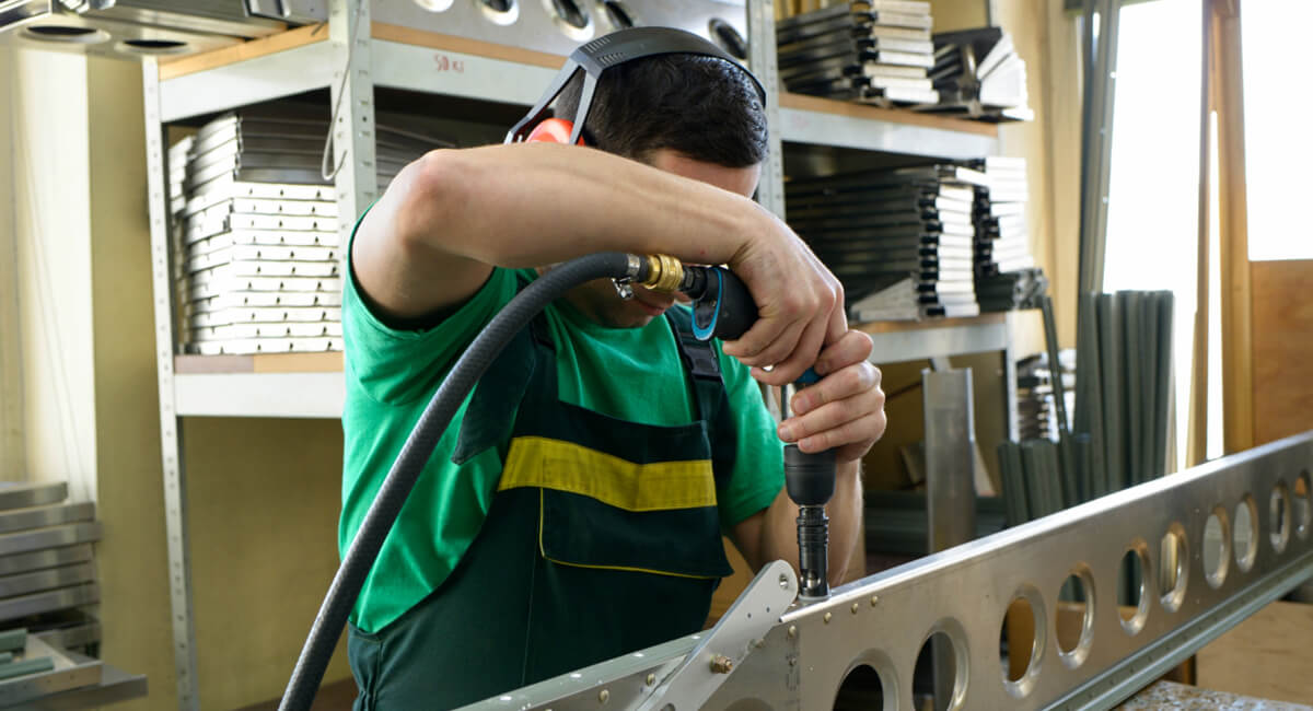 Mocny klucz udarowy pneumatyczny 1/2 cala stosowany do montażu ciężkich konstrukcji stalowych