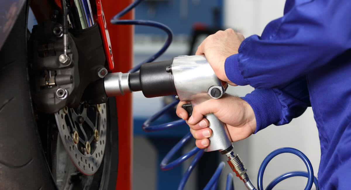 Profesjonalny klucz udarowy do bezpiecznego odkręcania osi koła motocyklowego Narzędzia pneumatyczne - klucz udarowy do motocykli