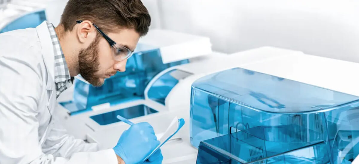 Centralna stacja rozdzielcza gazów medycznych z widocznymi rurociągami tlenu i powietrza.