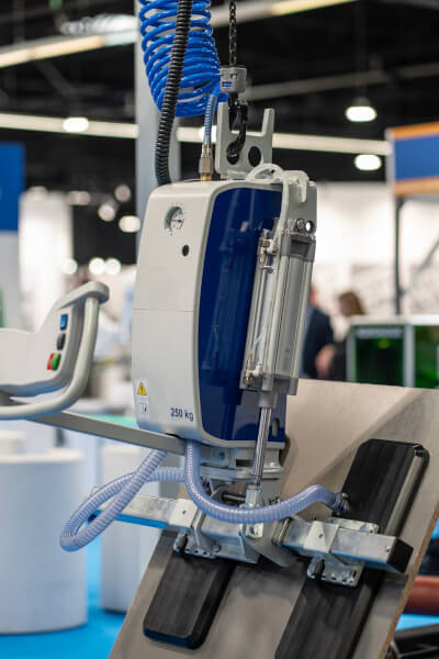 Szereg siłowników ISO 15552 pracujących jako pionowe dociski w prasie do drewna