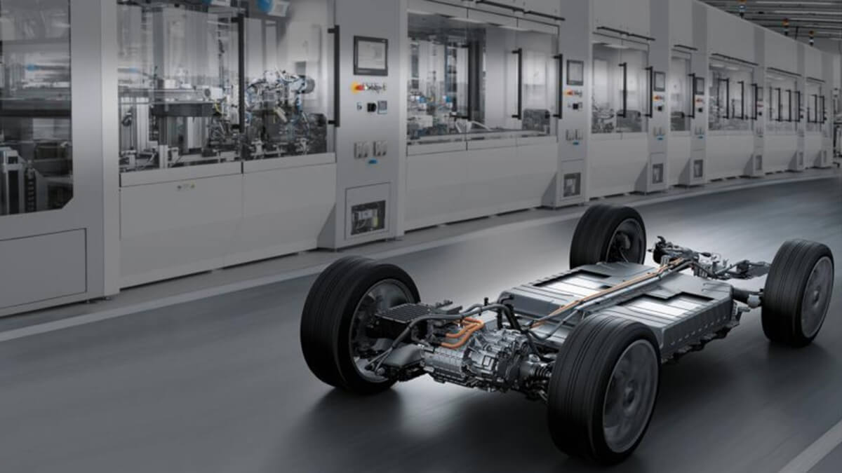 Różne komponenty automatyki stosowane w produkcji baterii