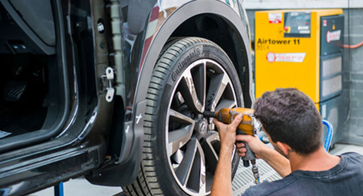Kompresor śrubowy - profesjonalne zaopatrzenie warsztatu o dużym zapotrzebowaniu na powietrze