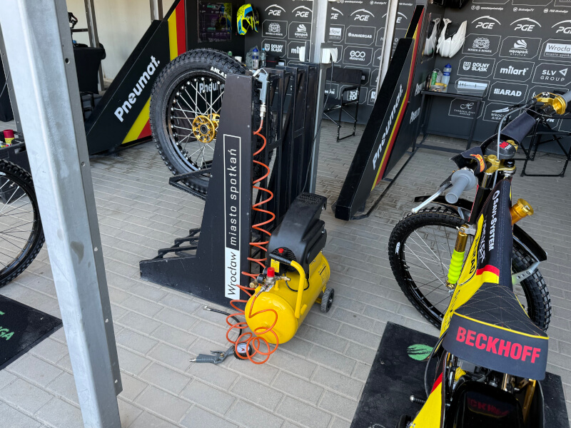 Kompresor sprężonego powietrza w parku maszyn podczas zawodów żużlowych