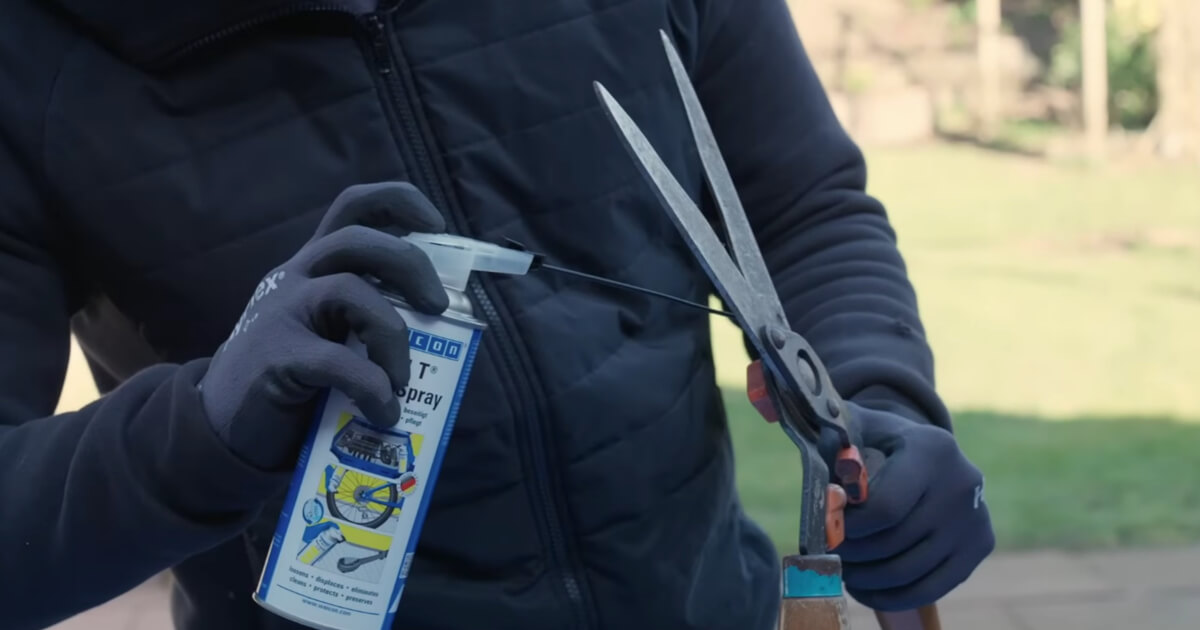 Aplikacja preparatu WEICON W 44 T Multispray do mechanizmu tnącego nożyc ogrodowych