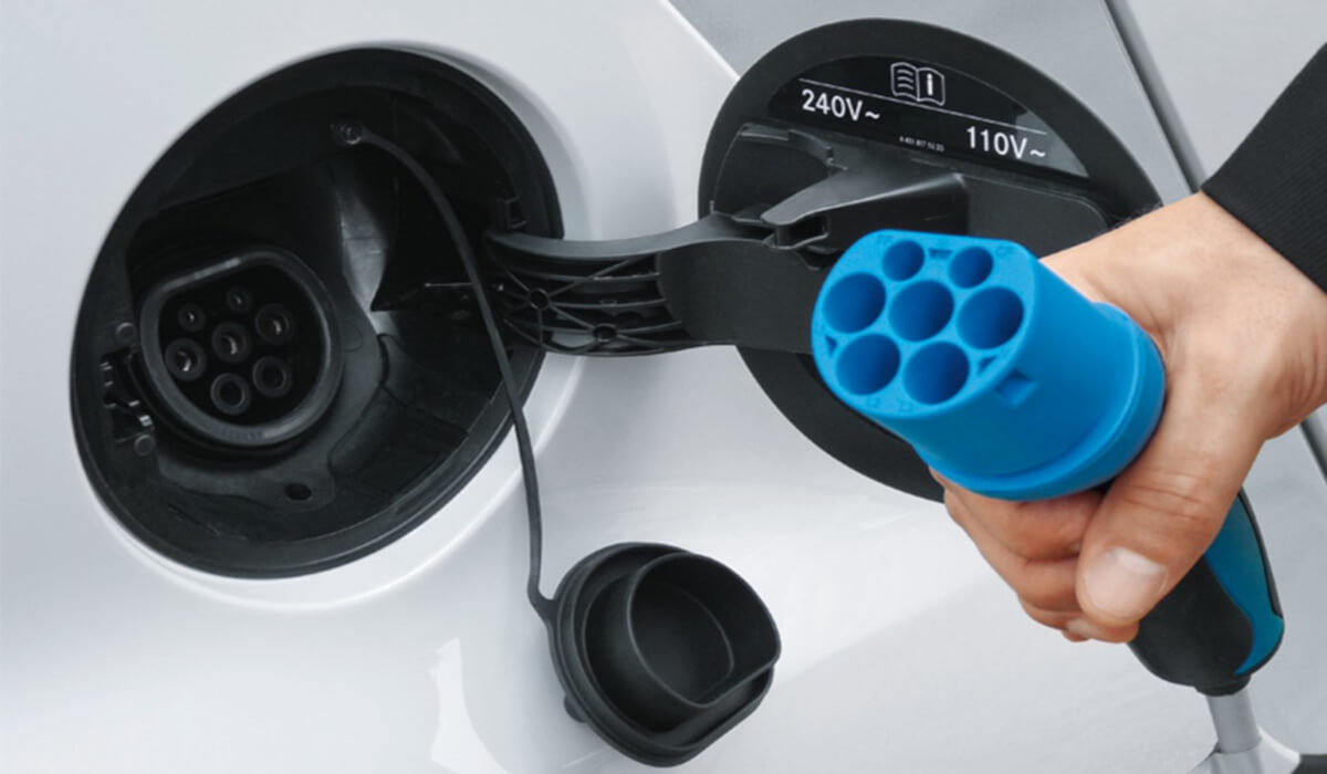 Kompresor i system dystrybucji sprężonego powietrza z elementami energooszczędnymi