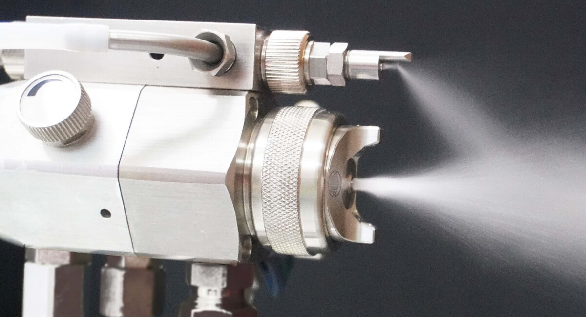 Rozpylanie cieczy z automatycznej dyszy pneumatycznej z widoczną strefą atomizacji i chmurą kropel