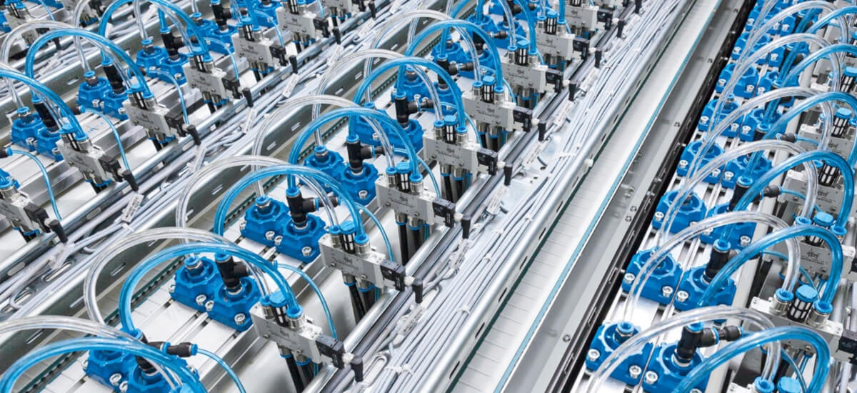 Zdjęcie zautomatyzowanej linii montażowej komponentów elektronicznych z widocznymi siłownikami Festo