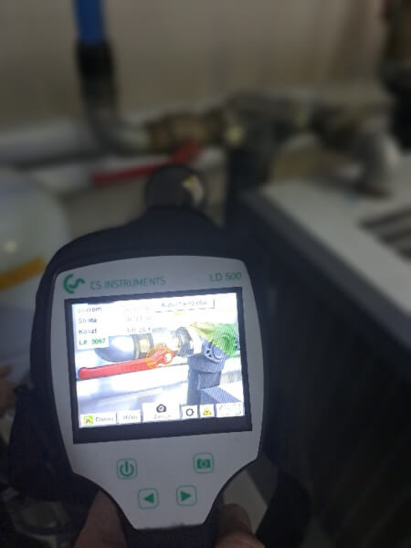 Lokalizacja wycieków sprężonego powietrza detektorem CS-Instruments Precyzyjna lokalizacja wycieków sprężonego powietrza na hali produkcyjnej niezależnie od poziomu hałasu