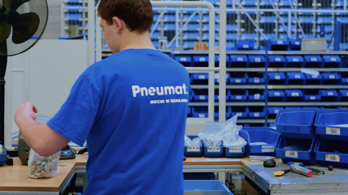 Dowiedz się, jaki system zmian obowiązuje w Pneumat.