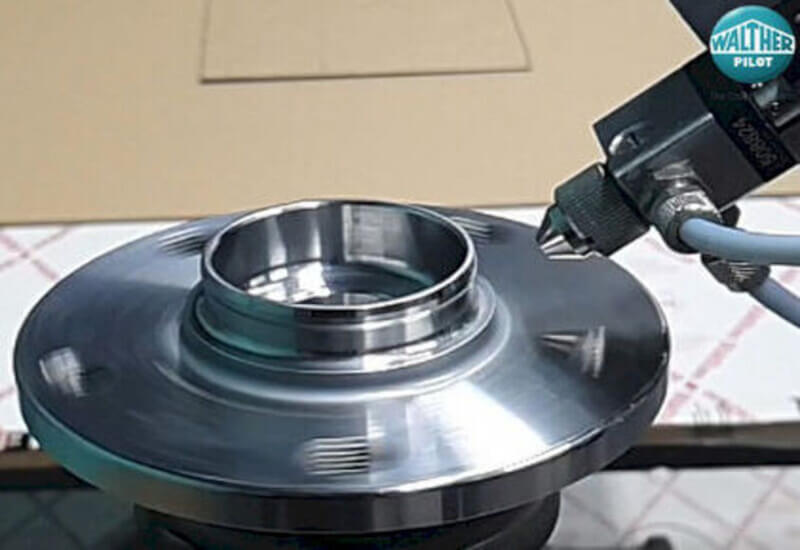 Malowanie konstrukcji stalowych - pistolety Airless i HVLP do farb akrylowych Malowanie elementu konstrukcji stalowej