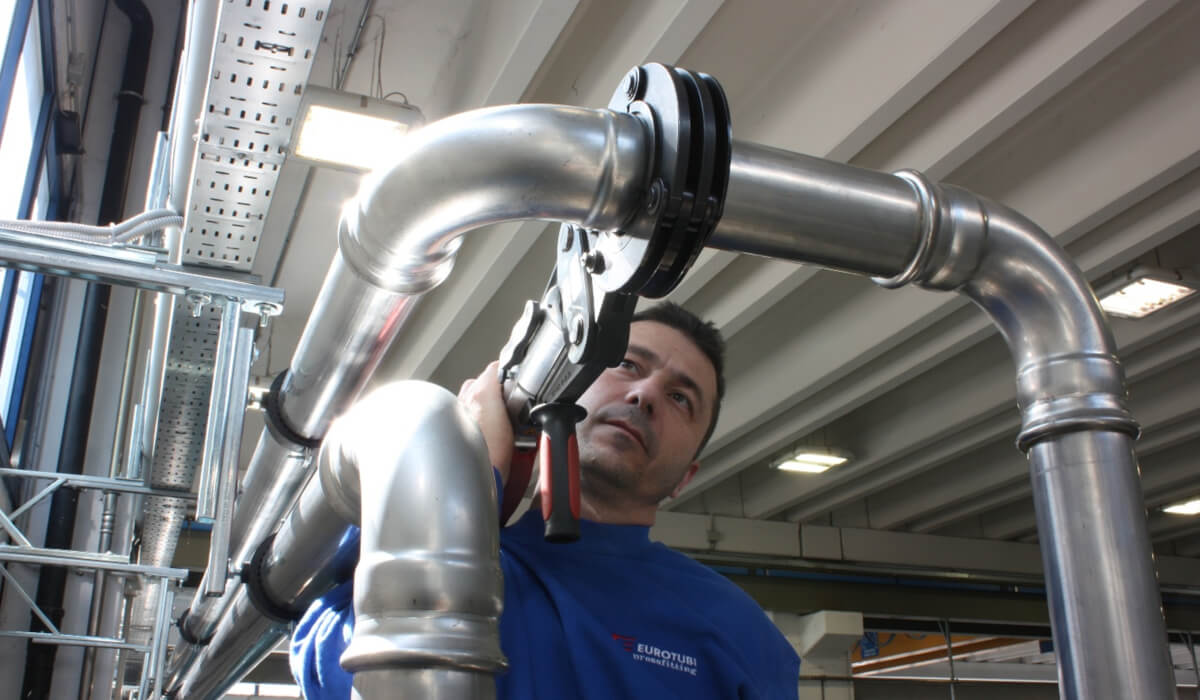 Masa i montaż - zalety aluminium w instalacjach przemysłowych