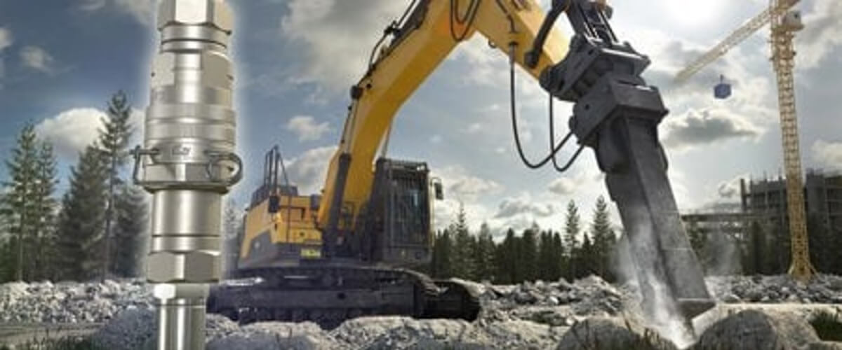 Koparka z młotem hydraulicznym na placu budowy pracująca pod wysokim ciśnieniem