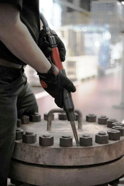 Zastosowanie lekkiego młota pneumatycznego do szybkiego oczyszczania spoiny z żużlu po spawaniu elektrodą