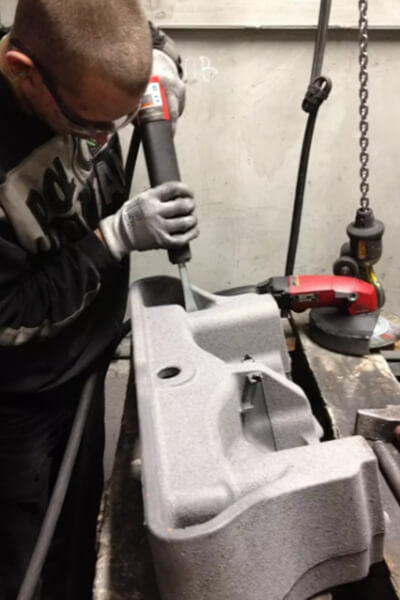 Obróbka odlewów za pomocą młotka pneumatycznego