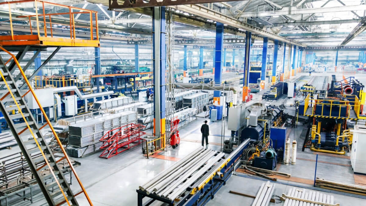 Modernizacja punktu przyłączeniowego w produkcji detali Zmodernizowany punkt przyłączeniowy sprężonego powietrza na stanowisku obróbki stali