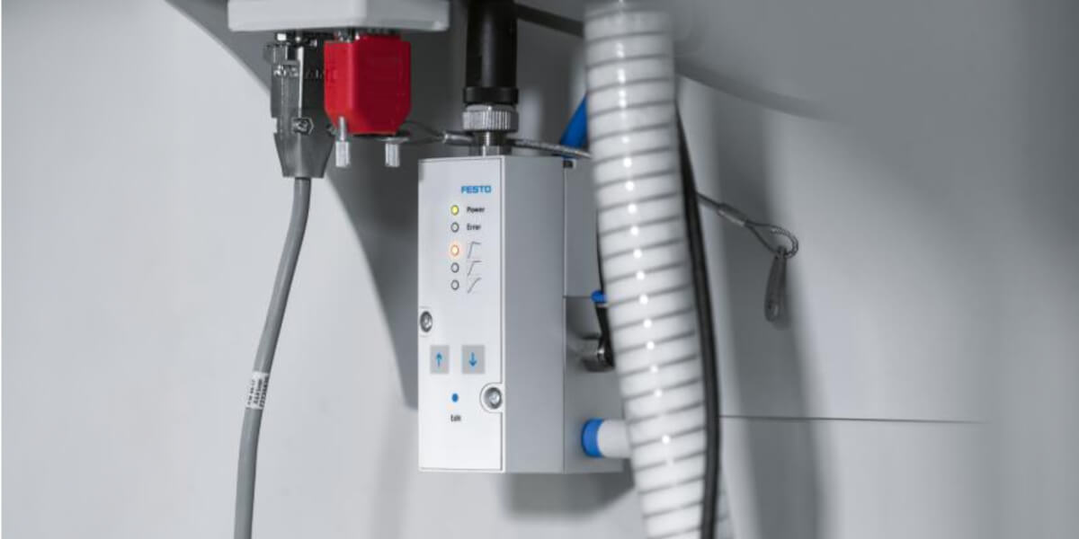 Porównanie starego zaworu dławiącego z nowym zaworem proporcjonalnym Festo