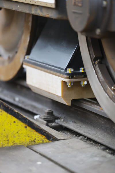 Montaż ogranicznika awaryjnego na nowej, płaskiej powierzchni odlewu WEICON WR Montaż zespołu zatrzymania awaryjnego do wózka