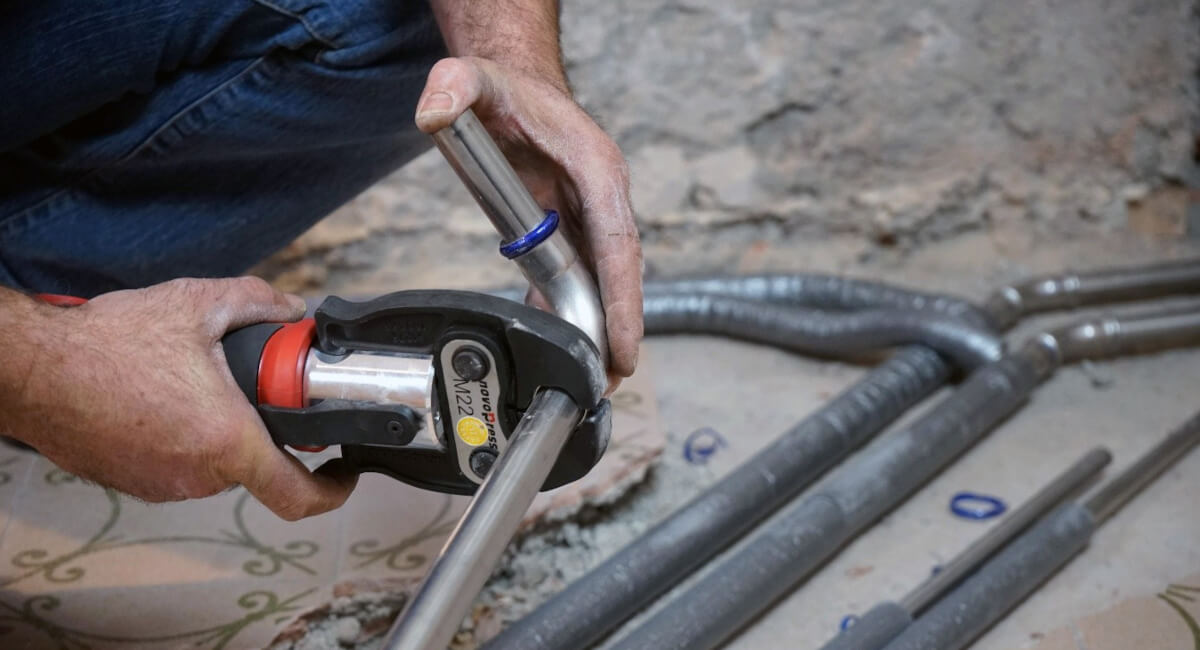 Montaż rur Effebi Press do wody lodowej - bez spawania