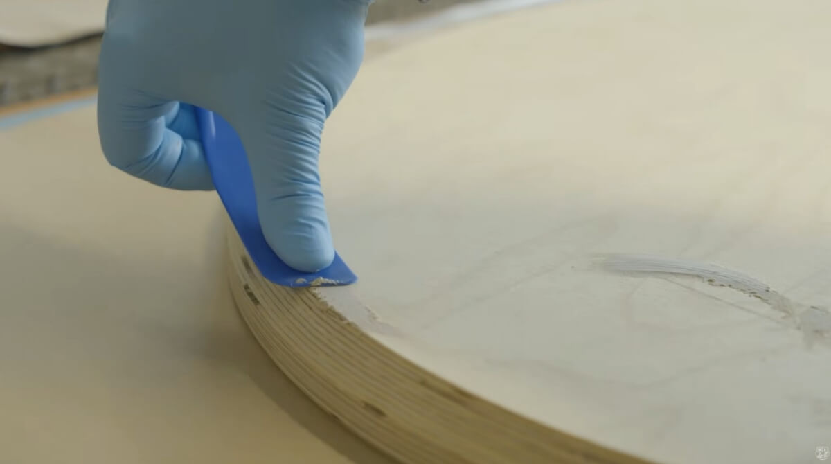 Wypełnianie ubytków i pęknięć w blacie drewnianym przy użyciu masy WEICON Repair Stick Wood