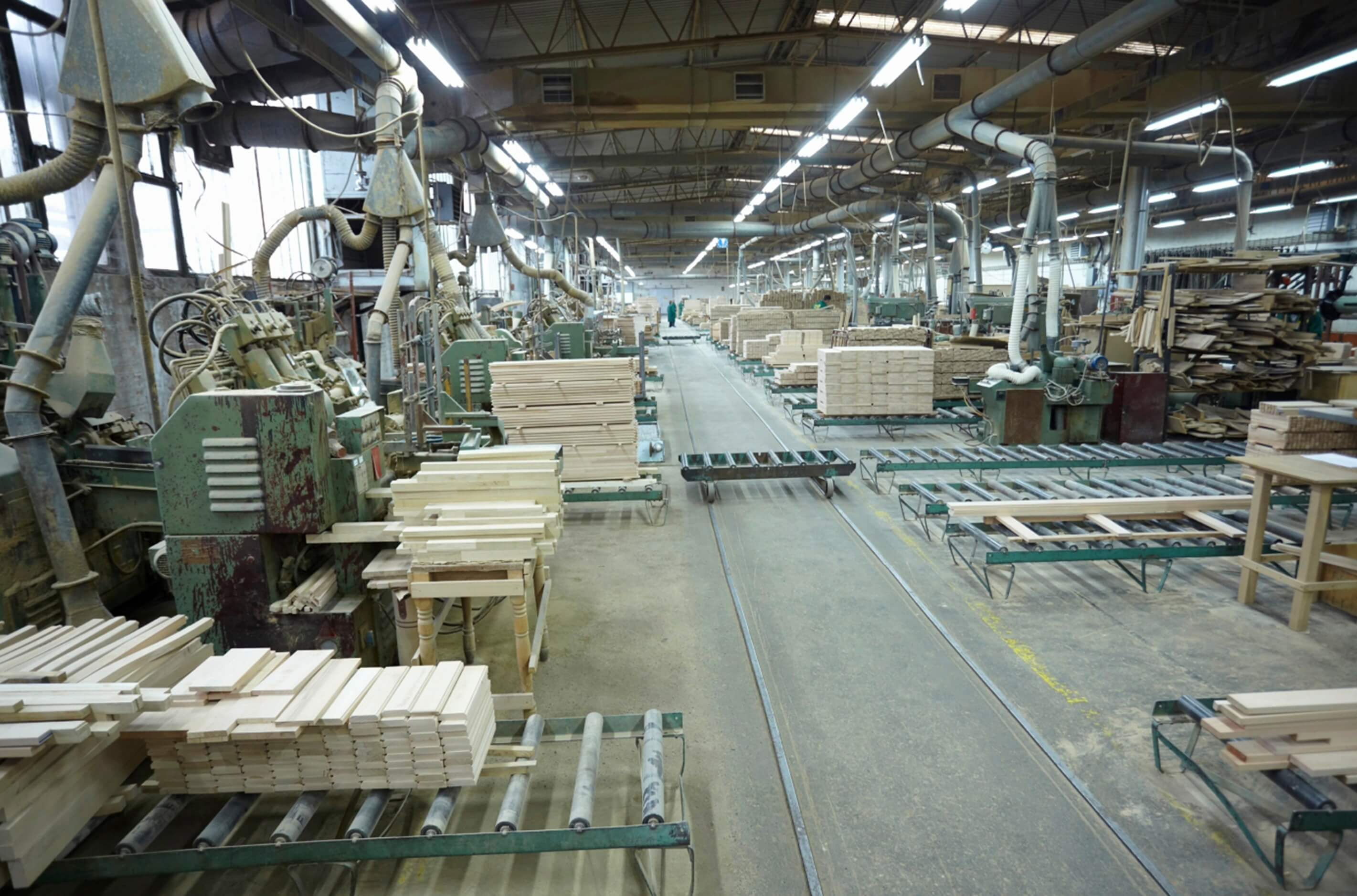 Przemysłowa gwoździarka pneumatyczna wykorzystywana na linii produkcji palet w stolarni przytartacznej