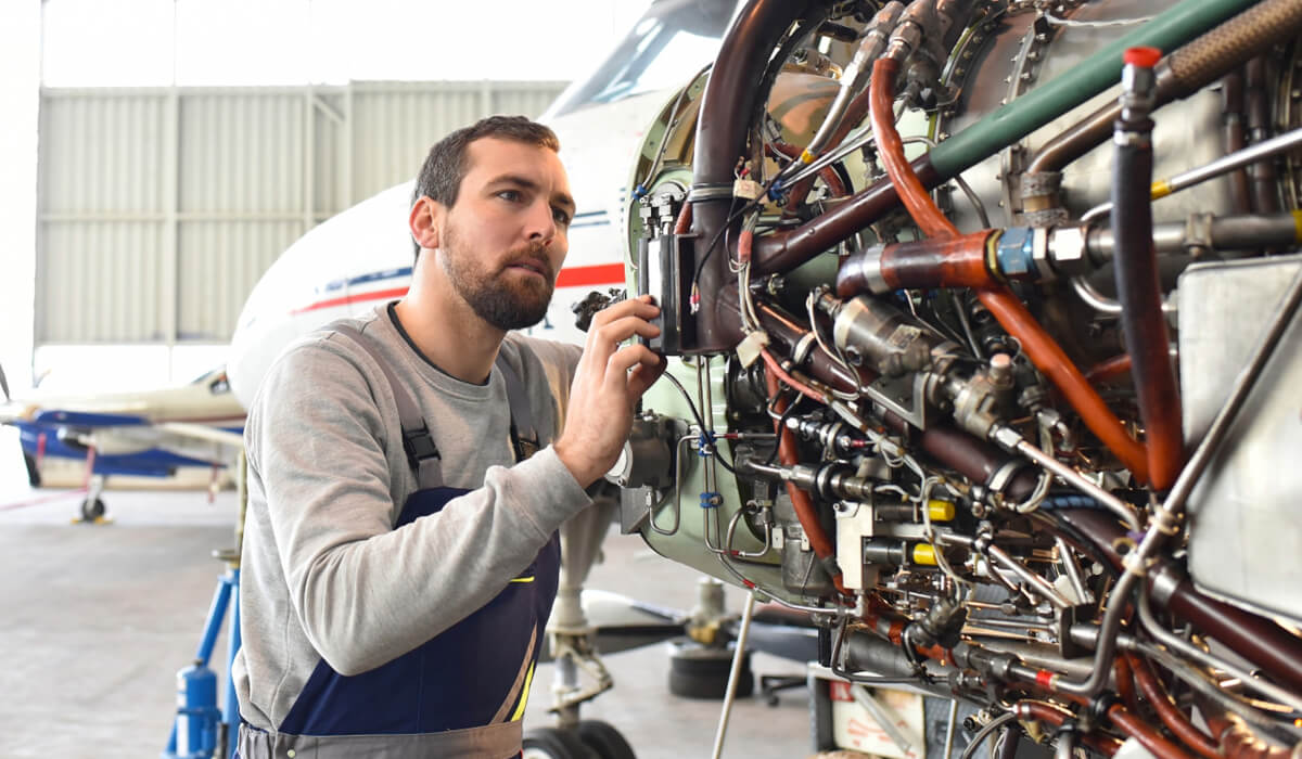 Przemysłowy klucz pneumatyczny używany przez mechanika podczas konserwacji pojazdu obsługi naziemnej (GSE) na lotnisku