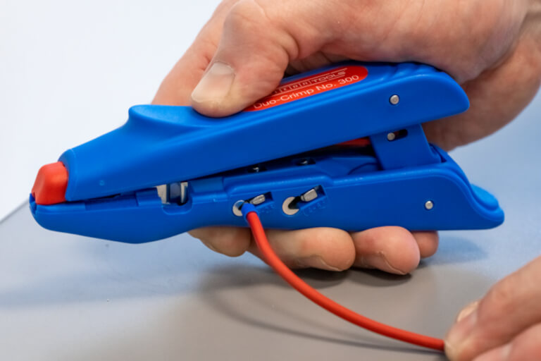 Wielofunkcyjne narzędzie do ściągania izolacji i zaciskania kabli Wielofunkcyjne narzędzie do ściągania izolacji i zaciskania kabli, oszczędzające czas i miejsce w skrzynce narzędziowej