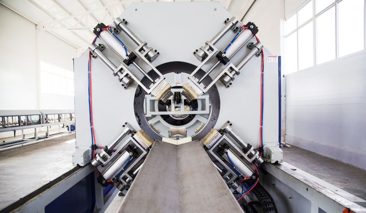 Niekontrolowany ruch tłoka siłownika przez wzrost ciśnienia Siłownik pneumatyczny, którego tłoczysko nieznacznie wysunęło się z powodu wzrostu ciśnienia w komorze pod wpływem ciepła, co jest negatywnym skutkiem prawa Gay-Lussaca