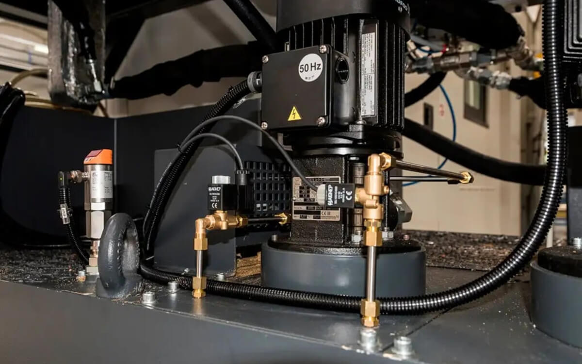 Montaż niezgodny ze strzałką na elektrozaworze