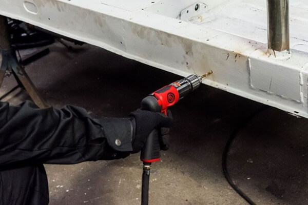 Wkrętarka i nitownica pneumatyczna Pneumat System wykorzystywana do łączenia elementów blacharskich Narzędzia pneumatyczne - wkrętarki i nitownice warsztatowe