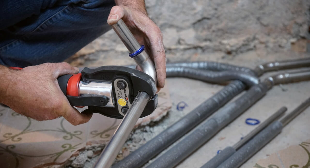 Proces obróbki plastycznej stali nierdzewnej 304, np. gięcie lub tłoczenie