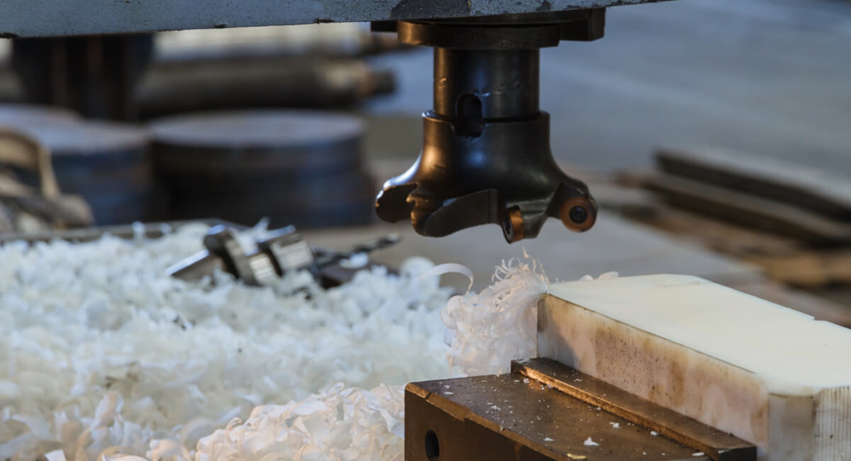 Porównanie elementu ze stali po kontakcie z wilgocią oraz odpornego na korozję detalu z poliacetalu