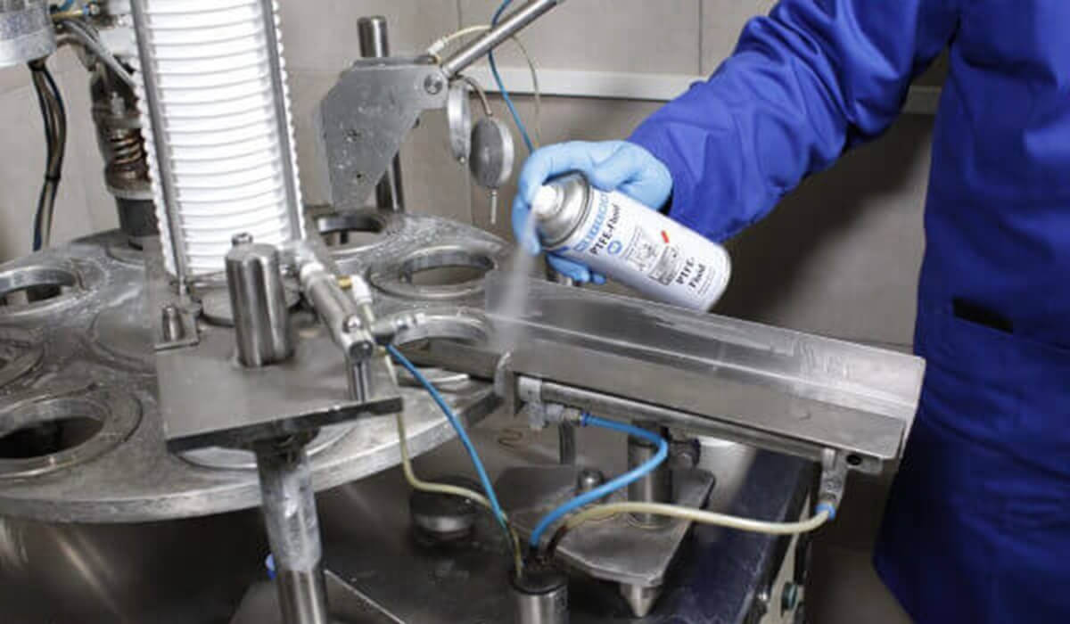 Odtłuszczanie i serwis pneumatyki - użycie sprayu WEICON do czyszczenia podzespołów przed konserwacją