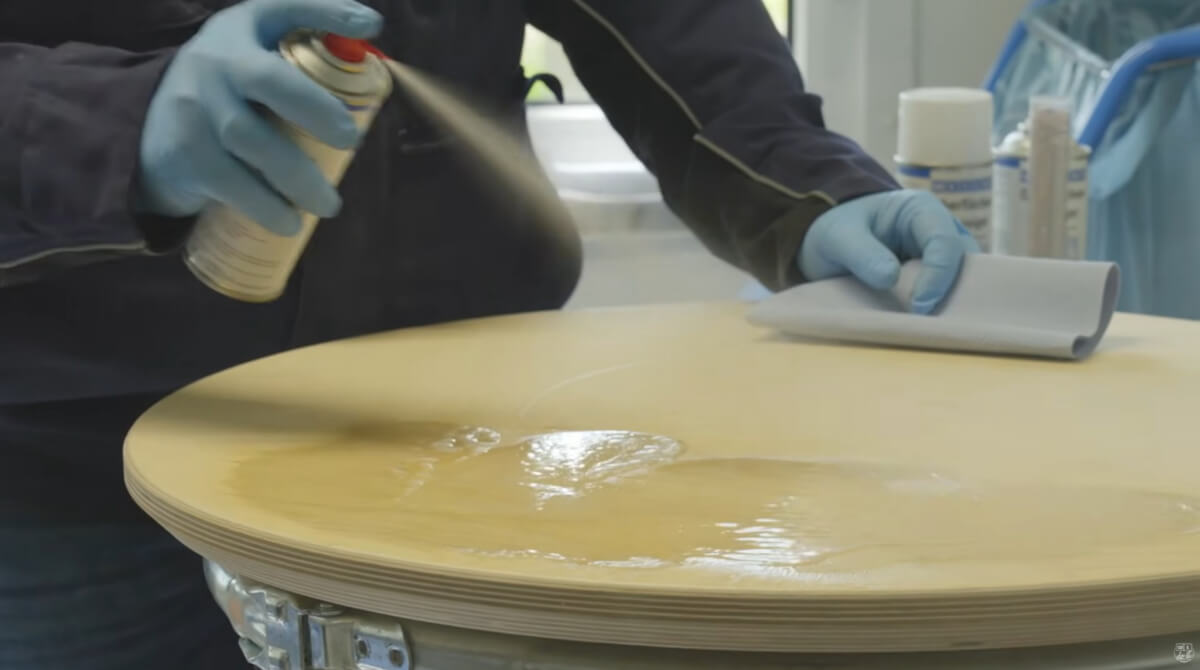 Czyszczenie i przygotowanie metalowej pokrywy beczki środkiem WEICON Surface Cleaner przed klejeniem