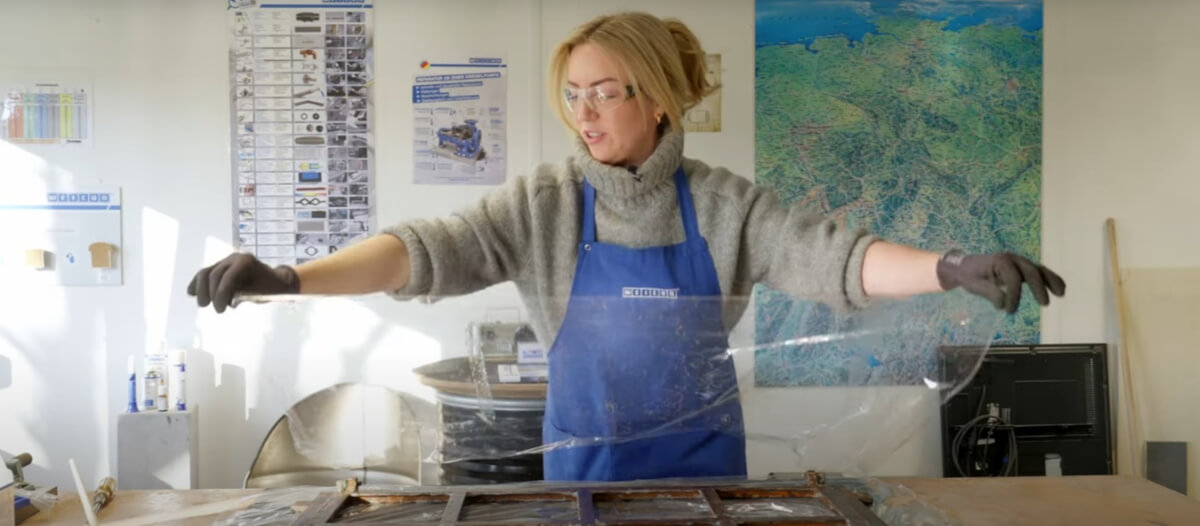 Metalowa rama okna szczelnie owinięta folią spożywczą