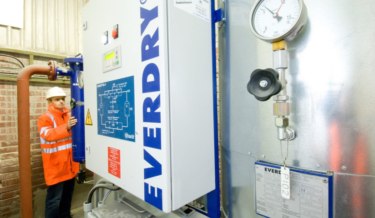 Osuszacz ziębniczy – zapobieganie kondensacji przy zmianach temperatury Osuszacz ziębniczy wpięty w instalację sprężonego powietrza