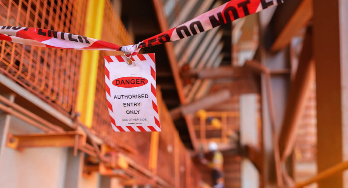 Oznakowanie stref niebezpiecznych Zasady BHP i identyfikacja zagrożeń w zakładzie pracy