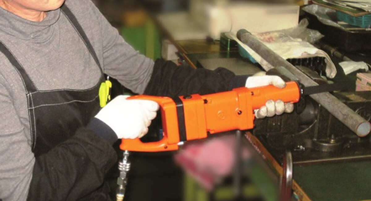 Wykorzystanie napędu pneumatycznego do bezpiecznego cięcia metalu w strefach zagrożonych wybuchem