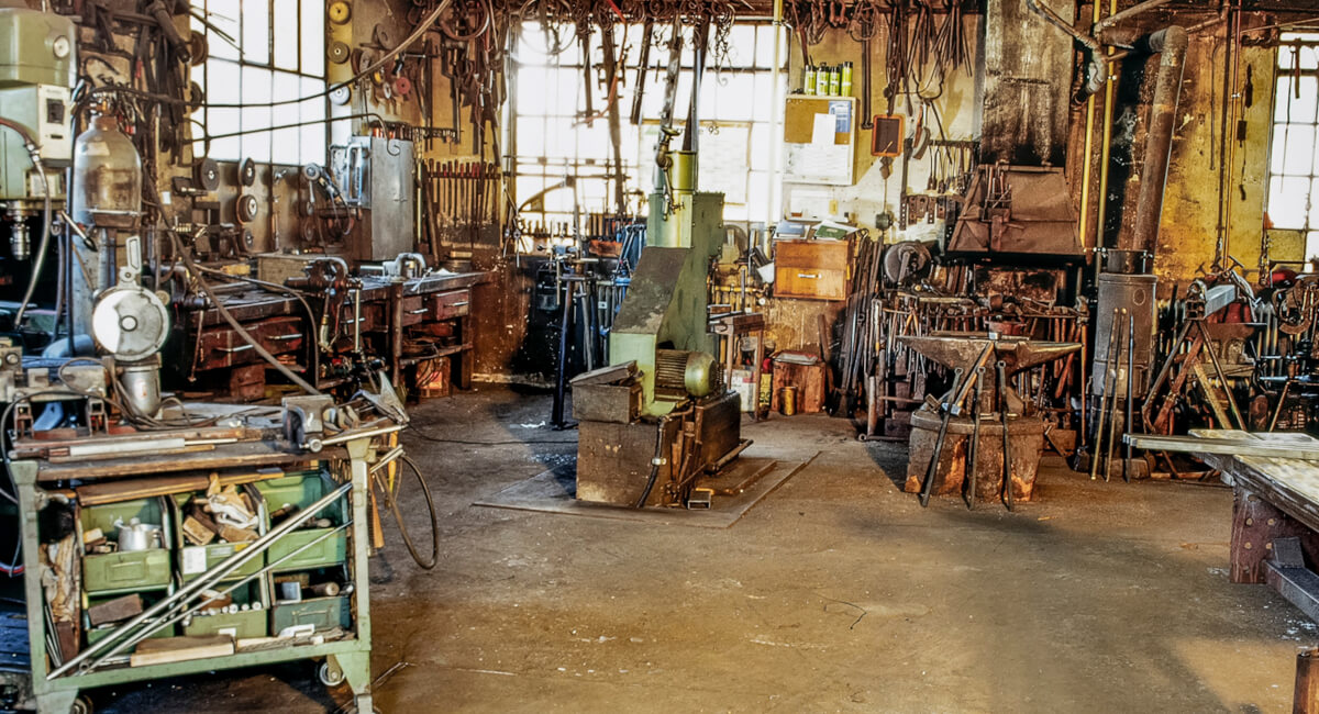 Warsztat ślusarski - piła szablasta pneumatyczna