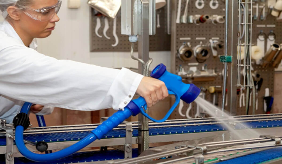 Usuwanie zanieczyszczeń w zakładzie produkcji nabiału pistoletem do wody