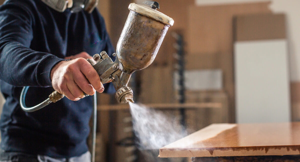 Malowanie frontu meblowego pistoletem natryskowym zasilanym sprężonym powietrzem