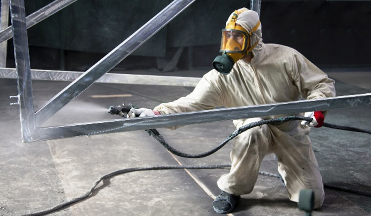 Pistolet lakierniczy do zaprawek używany przy naprawach konstrukcji stalowych i rur przemysłowych