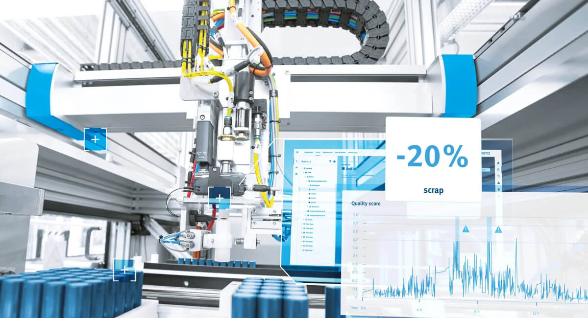 Dokładne planowanie produkcji - harmonogramy oparte na Big Data Widok na halę produkcyjną z harmonogramem wyświetlonym na monitorze