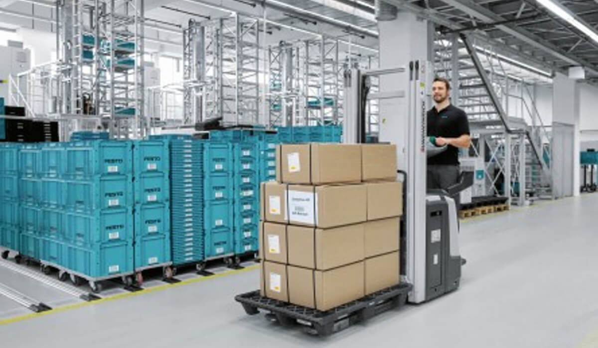Komponenty pneumatyki dla logistyki – Pneumat Kompleksowa oferta marki Pneumat System obejmująca siłowniki, zawory i osprzęt dla branży TSL