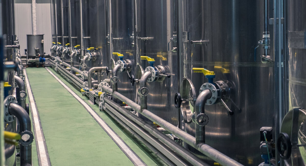 Transport, dozowanie oleju i automatyzacja procesów w wyposażeniu olejarni