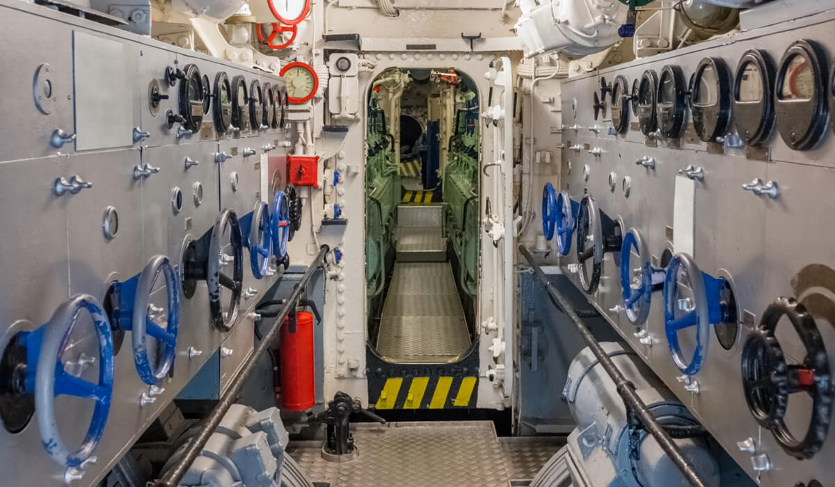 Wyposażenie stoczni - pneumatyka w procesie budowy kadłubów Stanowisko montażowe w szkutni wykorzystujące sprężone powietrze do zasilania narzędzi i automatyki