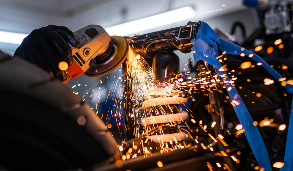 Stalowy wtyk szybkozłącza wkręcony w ręczne narzędzie pneumatyczne gotowe do podłączenia Wyposażenie serwisu motocykli - złącza wtykowe