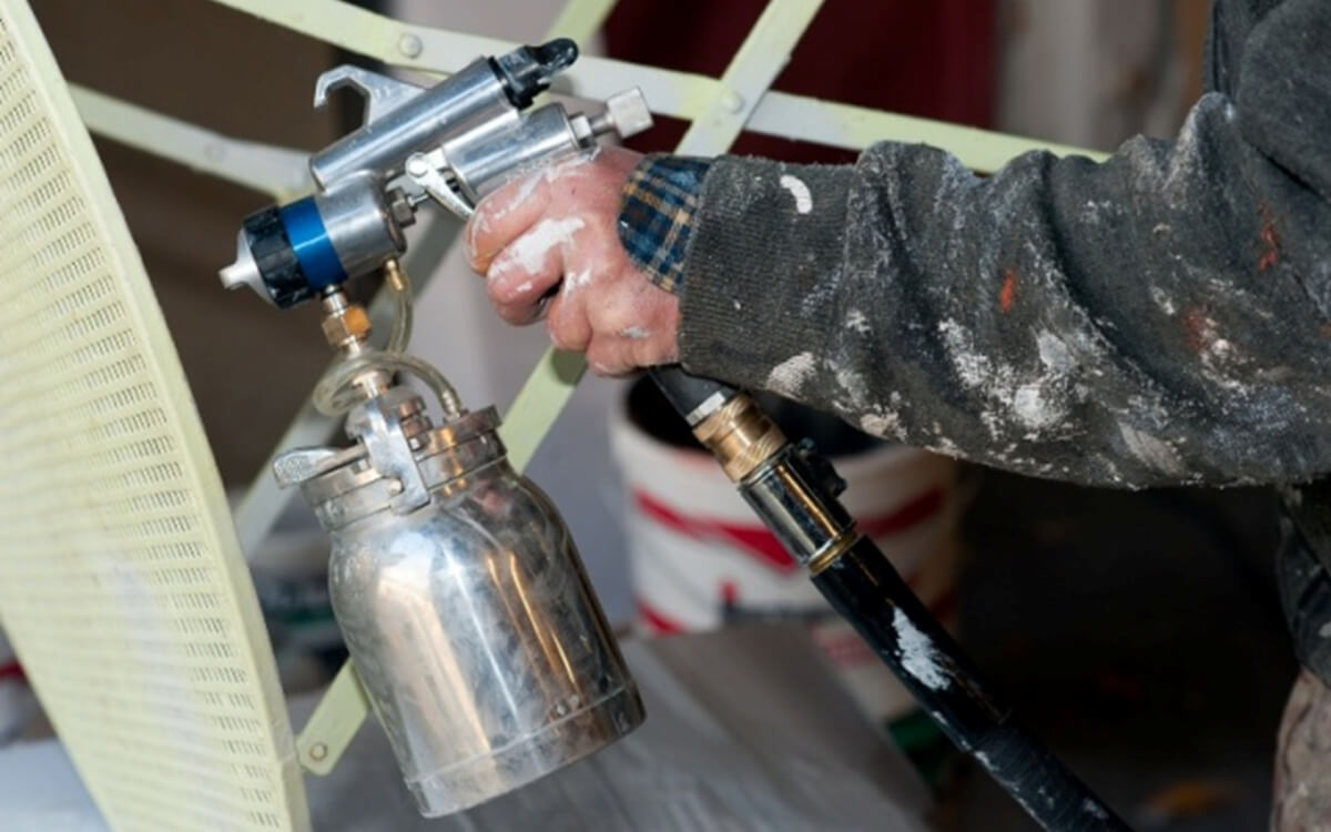 Pistolet lakierniczy ze zbiornikiem o pojemności 0.6-1.0 litra