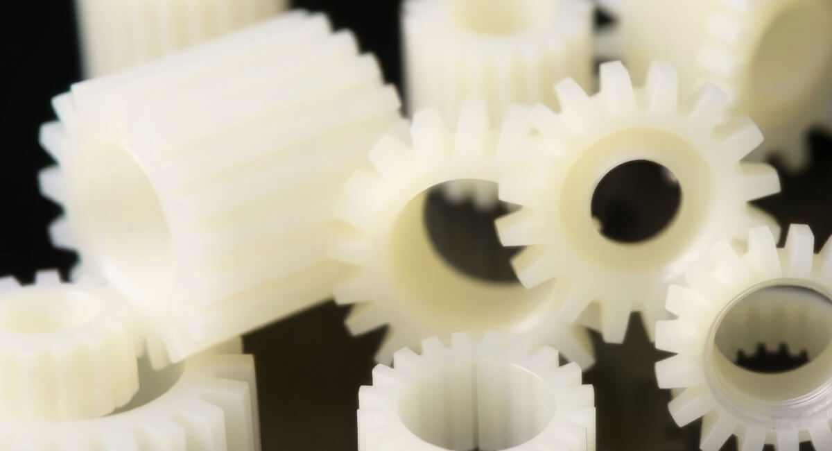 Zestawienie cech polioksymetylenu i metalu, podkreślające niską wagę i brak korozji materiału POM