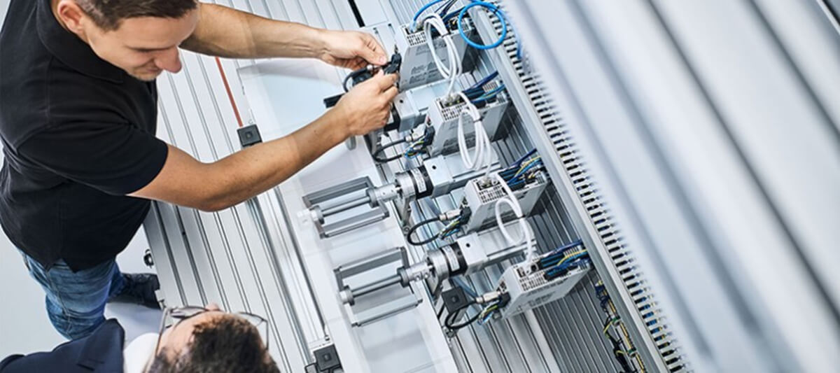 Równomierne rozchodzenie się ciśnienia w zamkniętym układzie pneumatycznym